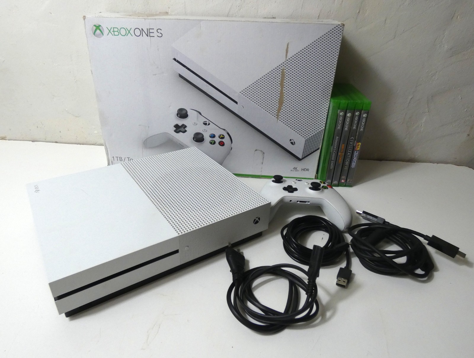 Console Microsoft Xbox One S 1To 5 jeux 1 manette en boite